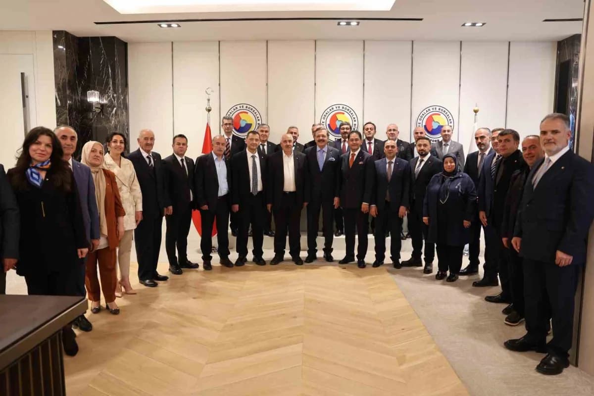 Erzurum Ticaret Borsası (ETB) Yönetim Kurulu Başkanı Hakan Oral, Meclis Başkanı Yavuz Güney ve beraberindeki Meclis üyel