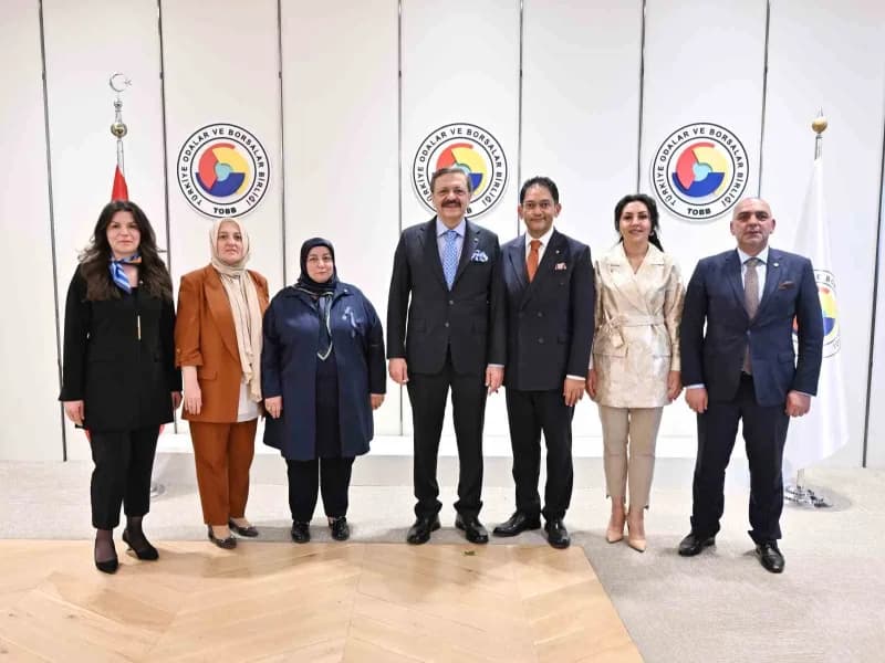 Erzurum Ticaret Borsası (ETB) Yönetim Kurulu Başkanı Hakan Oral, Meclis Başkanı Yavuz Güney ve beraberindeki Meclis üyel