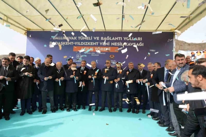 Törende Karayolları Genel Müdürü Ahmet Gülşen, Rize Belediye Başkanı Rahmi Metin, Erzurum Büyükşehir