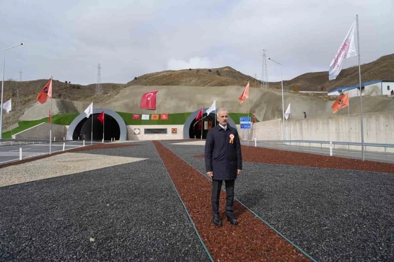 Ulaştırma ve Altyapı Bakanı Abdulkadir Uraloğlu, Erzurum'da gerçekleştirilen toplu açılış töreninde
