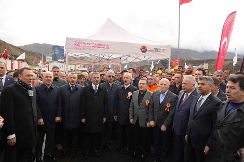 Erzurum’u Rize’ye bağlayan kuzey-güney aksı üzerindeki yatırımların önemine dikkat çeken Uraloğlu, s