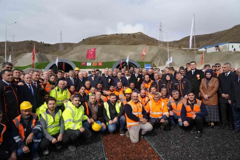 Ulaştırma ve Altyapı Bakanı Abdulkadir Uraloğlu, Erzurum'da gerçekleştirilen toplu açılış töreninde
