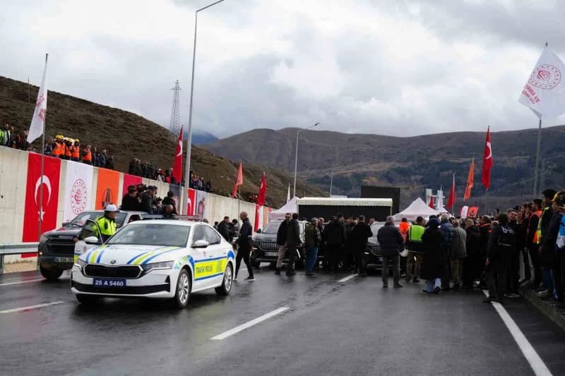 Ulaştırma ve Altyapı Bakanı Abdulkadir Uraloğlu, Erzurum'da gerçekleştirilen toplu açılış töreninde