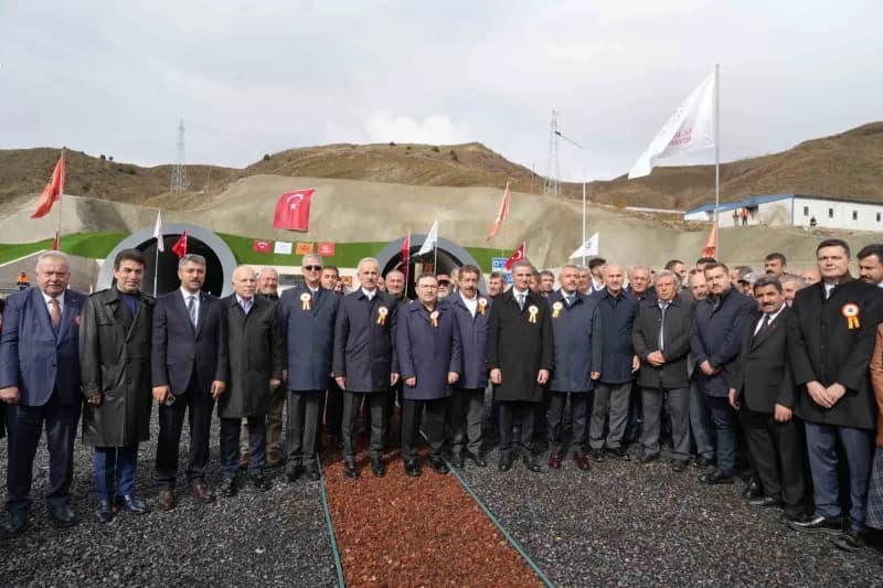 Törende Karayolları Genel Müdürü Ahmet Gülşen, Rize Belediye Başkanı Rahmi Metin, Erzurum Büyükşehir