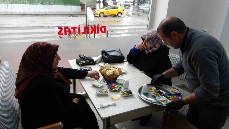 Erzurum’un Yakutiye ilçesinde esnaf Nasır Dikilitaş’ın kişi başı 150 TL’den sunduğu serpme kahvaltı kampanyası, sosyal m
