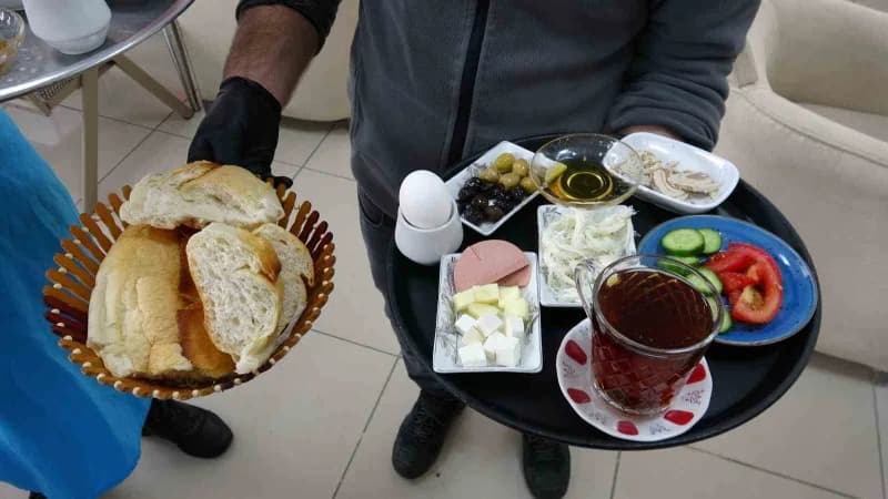 Erzurum’un Yakutiye ilçesinde esnaf Nasır Dikilitaş’ın kişi başı 150 TL’den sunduğu serpme kahvaltı kampanyası, sosyal m
