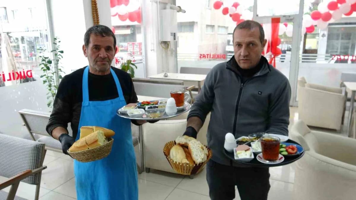 Erzurum’un Yakutiye ilçesinde esnaf Nasır Dikilitaş’ın (Solda) kişi başı 150 TL’den sunduğu serpme kahvaltı kampanyası,