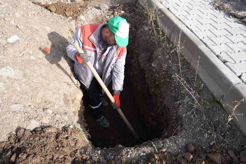 Erzurum’da Kış aylarında toprağın donması nedeniyle defin işlemlerinde sorun yaşanmaması mezarlar şimdiden kazılmaya baş