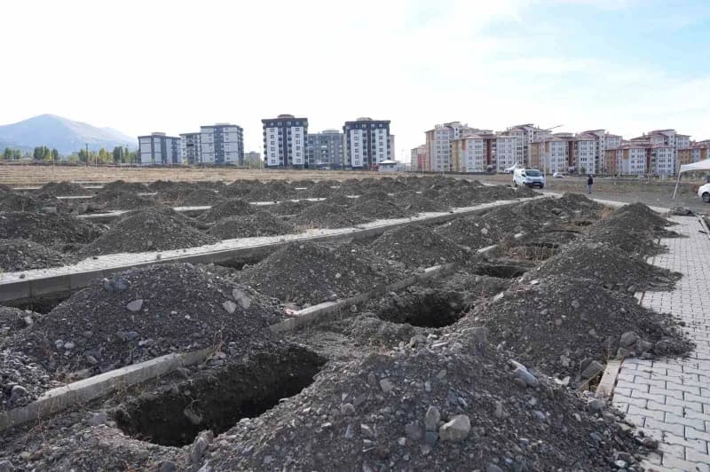 Erzurum’da Kış aylarında toprağın donması nedeniyle defin işlemlerinde sorun yaşanmaması mezarlar şimdiden kazılmaya baş