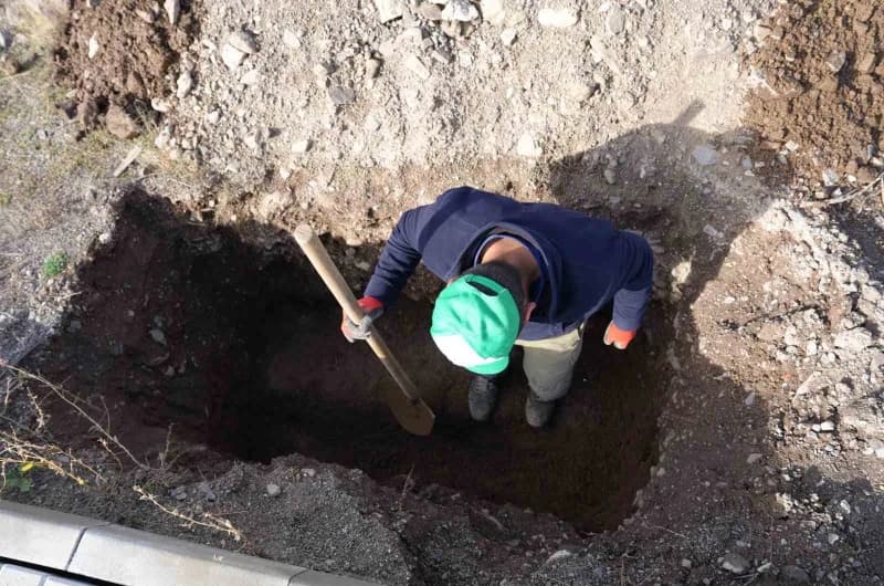 Erzurum’da Kış aylarında toprağın donması nedeniyle defin işlemlerinde sorun yaşanmaması mezarlar şimdiden kazılmaya baş