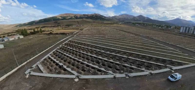 Erzurum’da Kış aylarında toprağın donması nedeniyle defin işlemlerinde sorun yaşanmaması mezarlar şimdiden kazılmaya baş
