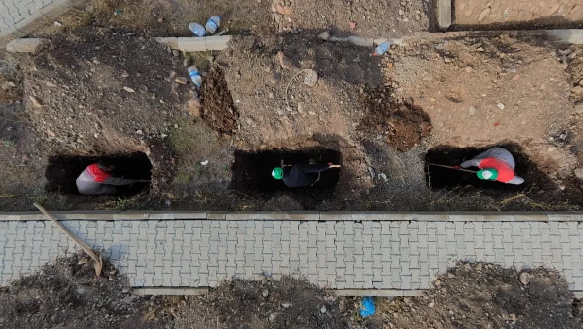 Erzurum’da Kış aylarında toprağın donması nedeniyle defin işlemlerinde sorun yaşanmaması mezarlar şimdiden kazılmaya baş