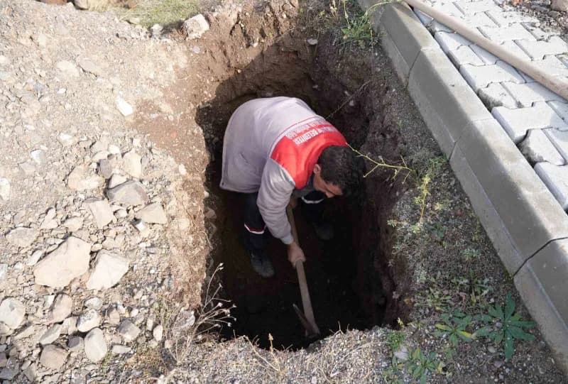 Erzurum’da Kış aylarında toprağın donması nedeniyle defin işlemlerinde sorun yaşanmaması mezarlar şimdiden kazılmaya baş