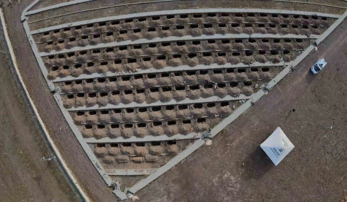 Erzurum’da toprak donmadan kışlık mezarlar kazılıyor