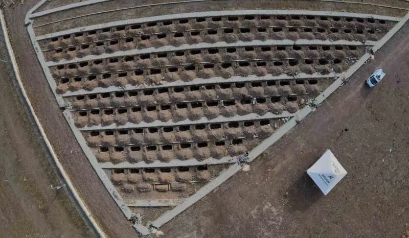 Erzurum’da toprak donmadan kışlık mezarlar kazılıyor