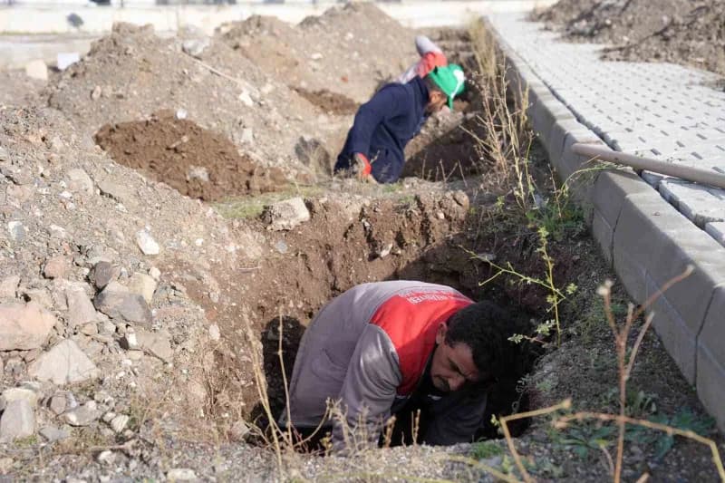 Erzurum’da Kış aylarında toprağın donması nedeniyle defin işlemlerinde sorun yaşanmaması mezarlar şimdiden kazılmaya baş