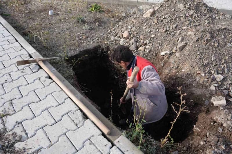 Erzurum’da Kış aylarında toprağın donması nedeniyle defin işlemlerinde sorun yaşanmaması mezarlar şimdiden kazılmaya baş