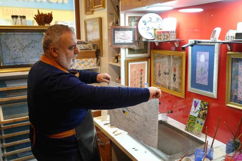 Ebru sanatçısı Mehmet Kotan, Oltu taşı tozu ve Karayazı lalesi figürü Ebru sanatında kullanarak ortaya enfes eserler çık