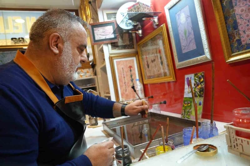Ebru sanatçısı Mehmet Kotan, Oltu taşı tozu ve Karayazı lalesi figürü Ebru sanatında kullanarak ortaya enfes eserler çık