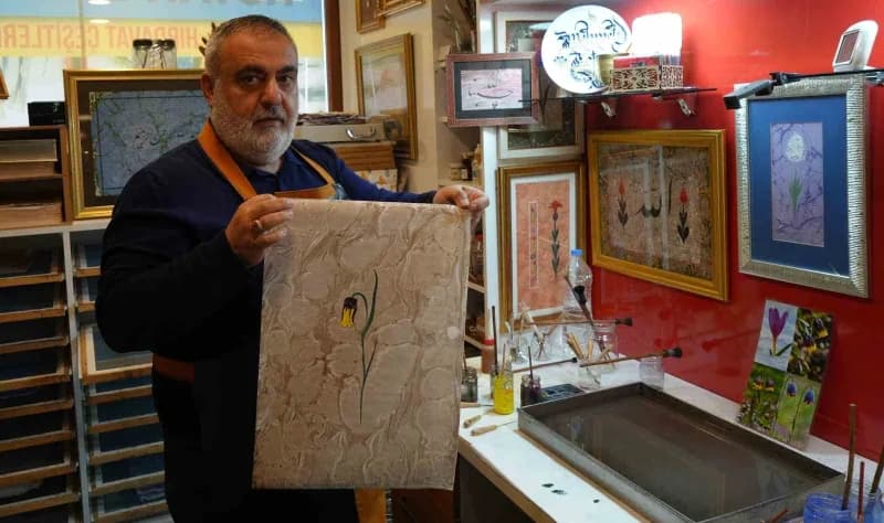 Ebru sanatçısı Mehmet Kotan, Oltu taşı tozu ve Karayazı lalesi figürü Ebru sanatında kullanarak ortaya enfes eserler çık