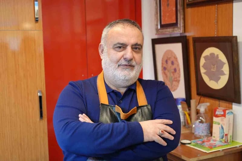 Ebru sanatçısı Mehmet Kotan, Oltu taşı tozu ve Karayazı lalesi figürü Ebru sanatında kullanarak ortaya enfes eserler çık