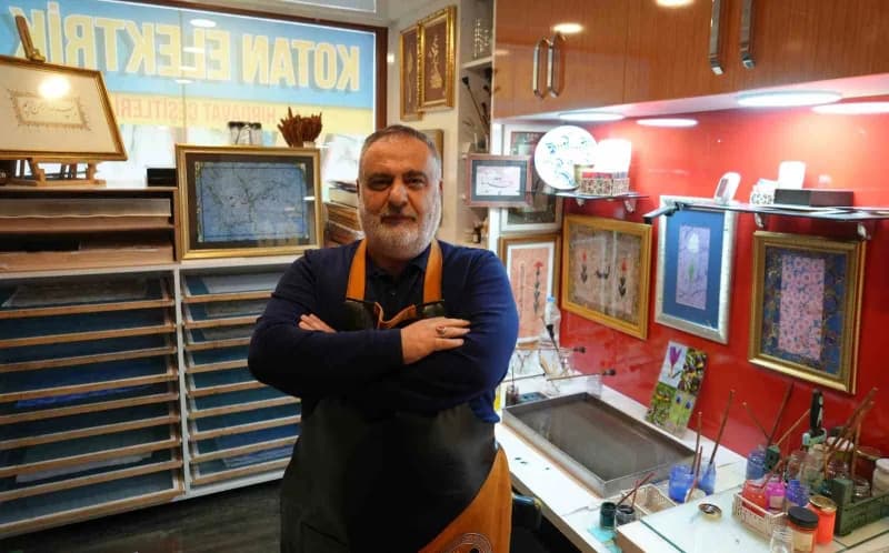 Ebru sanatçısı Mehmet Kotan, Oltu taşı tozu ve Karayazı lalesi figürü Ebru sanatında kullanarak ortaya enfes eserler çık