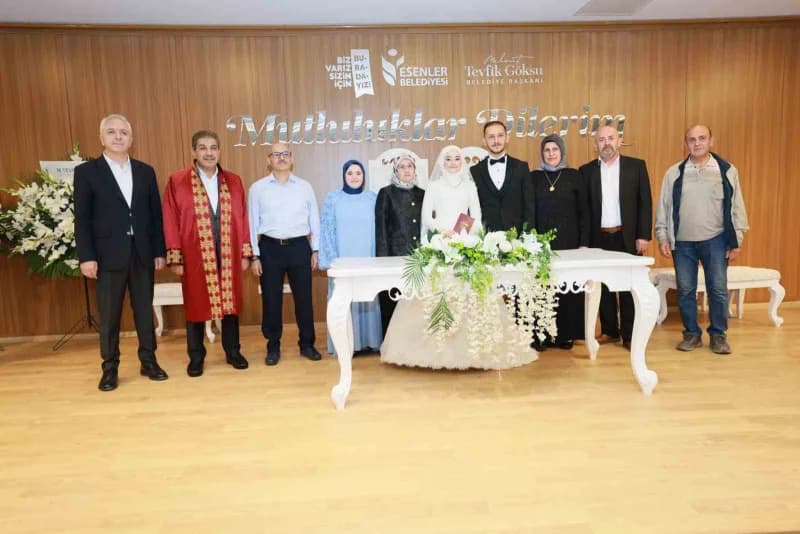 Esenler Belediye Başkanı m. Tevfik Göksu, Esmanur ve Burak Pehlivan çiftinin nikâhını kıydı