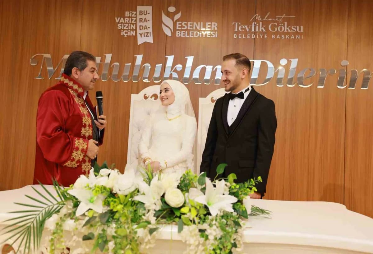 Esenler Belediye Başkanı m. Tevfik Göksu, Esmanur ve Burak Pehlivan çiftinin nikâhını kıydı