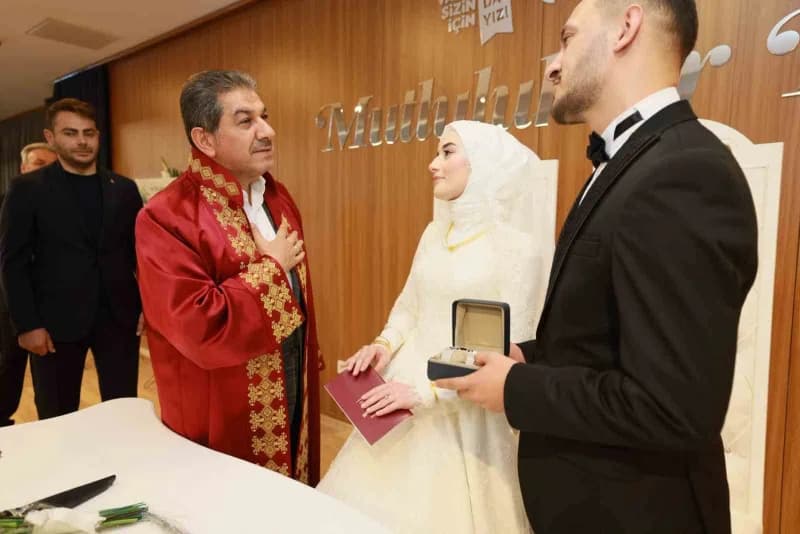 Esenler Belediye Başkanı m. Tevfik Göksu, Esmanur ve Burak Pehlivan çiftinin nikâhını kıydı