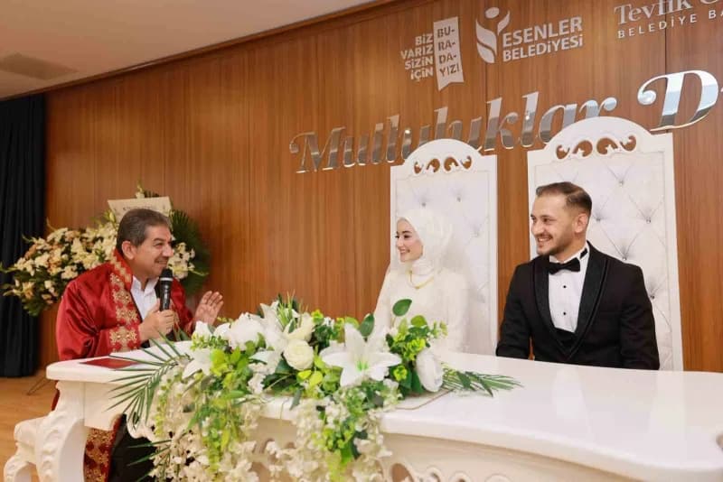 Esenler Belediye Başkanı m. Tevfik Göksu, Esmanur ve Burak Pehlivan çiftinin nikâhını kıydı