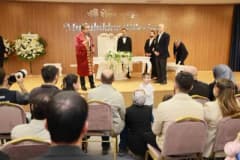 Esenler Baştabya Nikah Bahçesi'nde nikah töreni sırasında çiftlerin fotoğraf çekimi yapılıyor