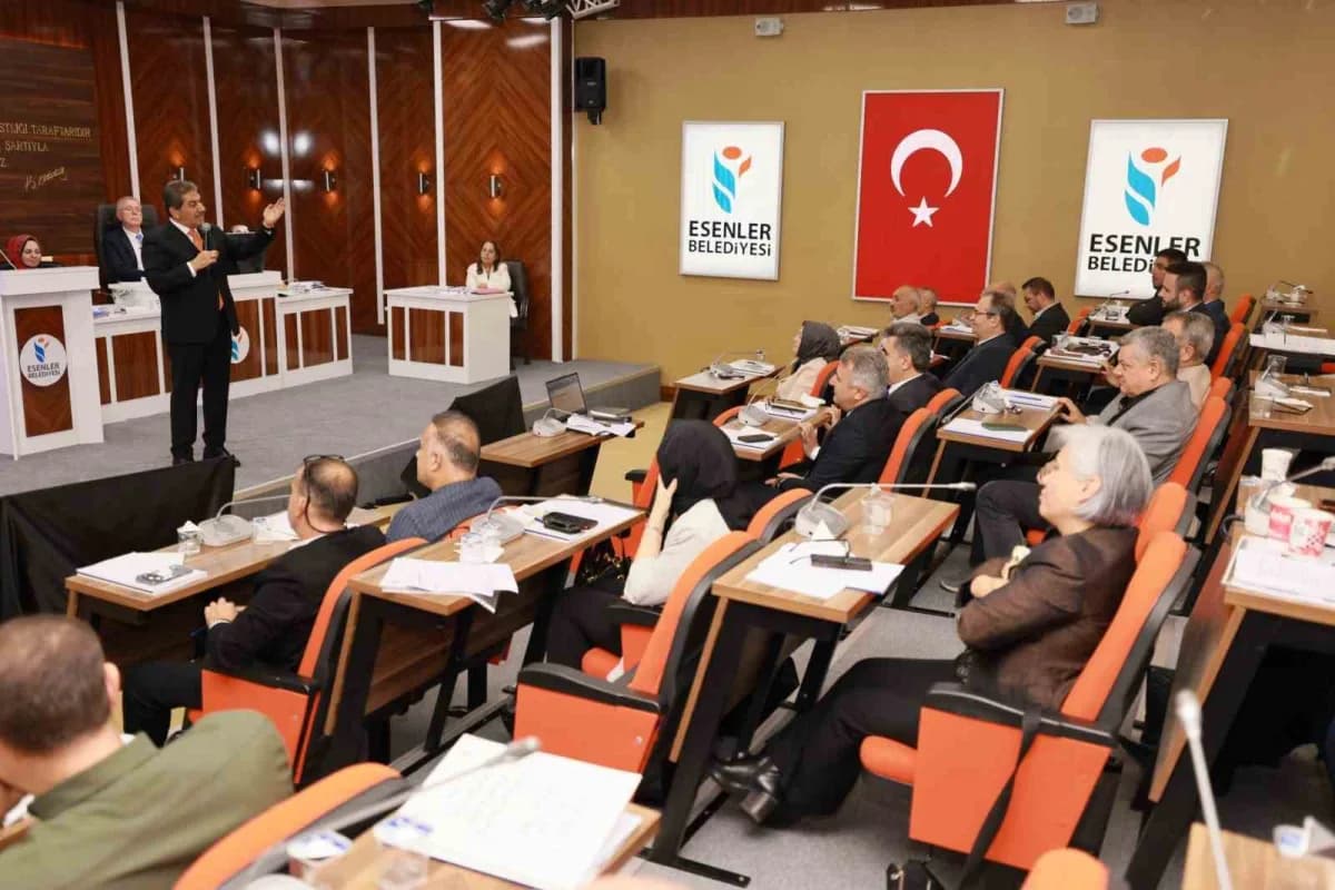 Esenler Belediyesi Başkanlık Binası önünde gerçekleştirilen meclis toplantısından bir kare