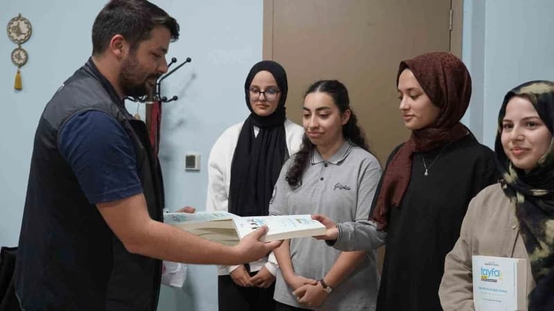 Esenler'de 17 farklı liseden 96 öğrencinin, 17 genç akademisyenin rehberliğinde Altı ay boyunca hazırladığı bilimsel ara
