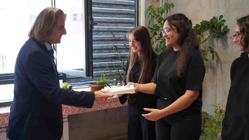 Esenler'de 17 farklı liseden 96 öğrencinin, 17 genç akademisyenin rehberliğinde Altı ay boyunca hazırladığı bilimsel ara