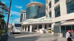 Esenyurt Belediyesi önünde polis ekipleri ve gözaltına alınan şüphelilerle ilgili çalışma görüntüsü