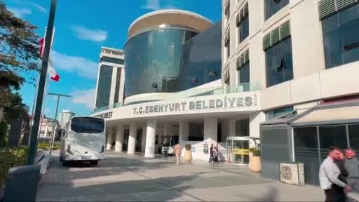 Esenyurt Belediyesi önünde polis ekipleri ve gözaltına alınan şüphelilerle ilgili çalışma görüntüsü
