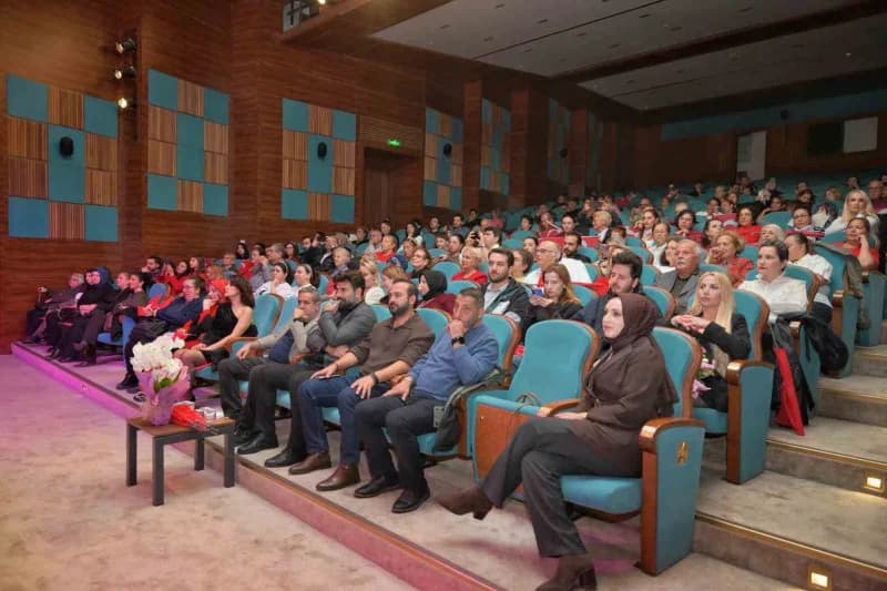 Esenyurt’ta Cumhuriyet Bayramı kutlamasında Klasik Türk Müziği Topluluğu konser verirken sahne