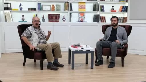 Esenyurt Sanat Merkezi’nde düzenlenen ebru sergisinde sanatseverler Alparslan Babaoğlu’nun eserlerini inceliyor
