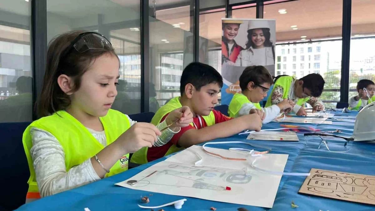 Esenyurt'ta çocuklar Hayal Fabrikası atölyelerinde bilim ve sanat etkinliklerine katılıyor