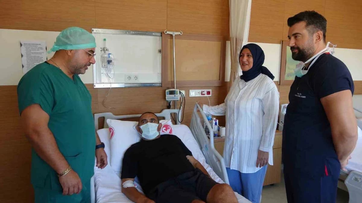 Çanakkale Gelibolu'da eşine böbrek nakli yapılan hastanın ve donör eşinin hastane koridorunda görüntüsü