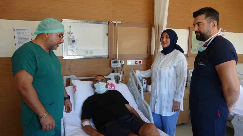 Çanakkale Gelibolu'da eşine böbrek nakli yapılan hastanın ve donör eşinin hastane koridorunda görüntüsü
