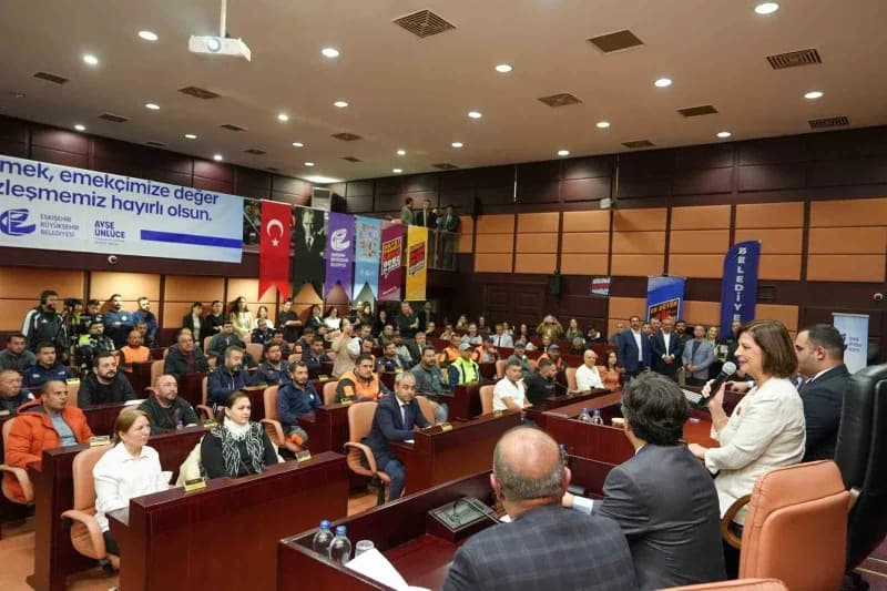 Eskişehir Büyükşehir Belediyesi, ESKİ Genel Müdürlüğü ve Belediye-iş Sendikası arasında toplu iş sözleşmesi imzalandı.