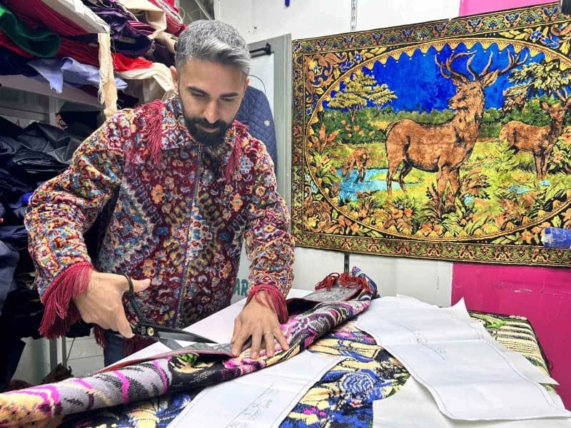 Atılacak kumaşlardan ceket, kaban ve elbiseler tasarlayan Pınarbaşı, özgün tarzıyla dikkat çekiyor.