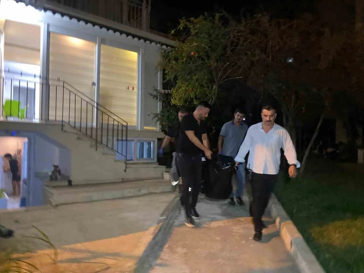 Antalya'da eski eşini eşarpla boğarak öldüren sanığın yargılandığı mahkeme salonu