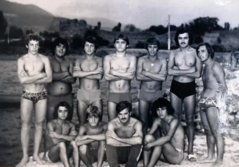 Belgesel kapsamında, 1960'lı ve 1970'li yıllarda merhum İzzet Peşte'nin öğrencileri olarak İznik Göl