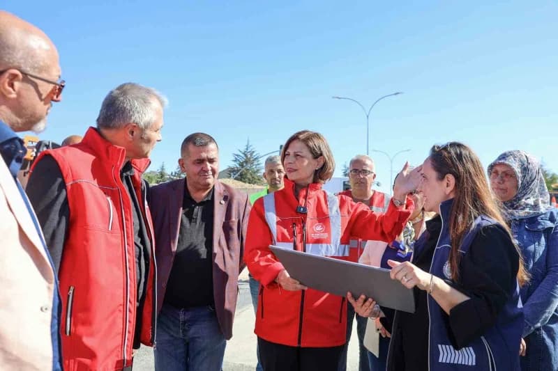 Eskişehir Büyükşehir Belediye Başkanı Ayşe Ünlüce, 100. Yıl Bulvarı'nın ikinci etabında tamamlanan asfalt çalışmalarını