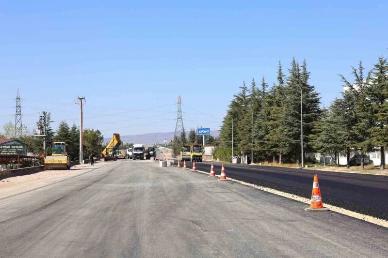 Eskişehir Büyükşehir Belediye Başkanı Ayşe Ünlüce, 100. Yıl Bulvarı'nın ikinci etabında tamamlanan asfalt çalışmalarını