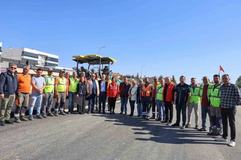 Eskişehir Büyükşehir Belediye Başkanı Ayşe Ünlüce, 100. Yıl Bulvarı'nın ikinci etabında tamamlanan asfalt çalışmalarını