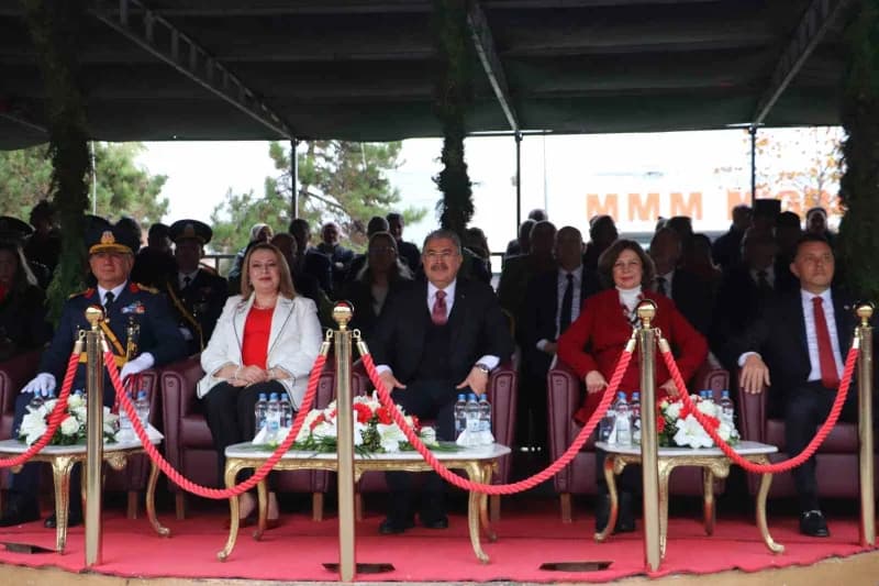 29 Ekim Cumhuriyet Bayramı gösterilerine; Eskişehir Valisi Dr. Erdinç Yılmaz, Eskişehir Büyükşehir B