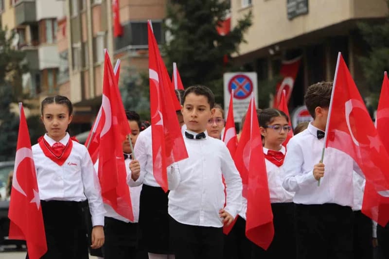 Eskişehir’de 29 Ekim Cumhuriyet Bayramı kutlamaları kapsamında düzenlenen törende bando gösterileri,
